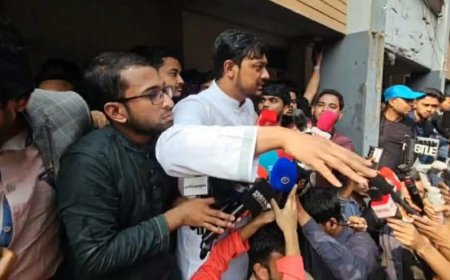 নাসীরুদ্দীন পাটওয়ারীর ওপর ডিম নিক্ষেপ