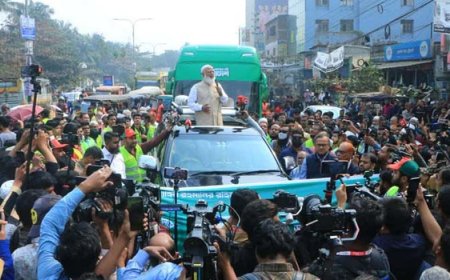 সবুজ বাসে নির্বাচনি প্রচারণা জামায়াত আমিরের