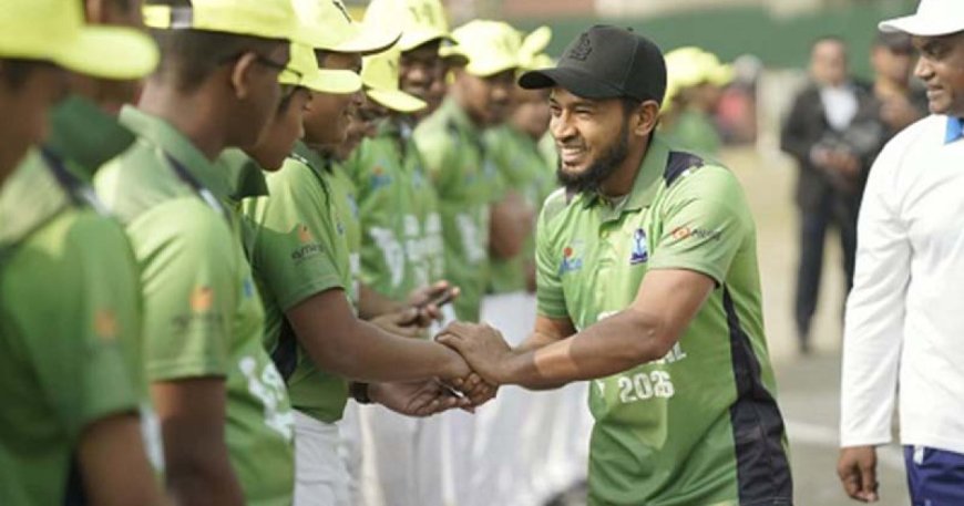 মাইলস্টোন স্পোর্টস ফেস্টিভ্যালে শিক্ষার্থীদের সঙ্গে মুশফিকুর রহিম