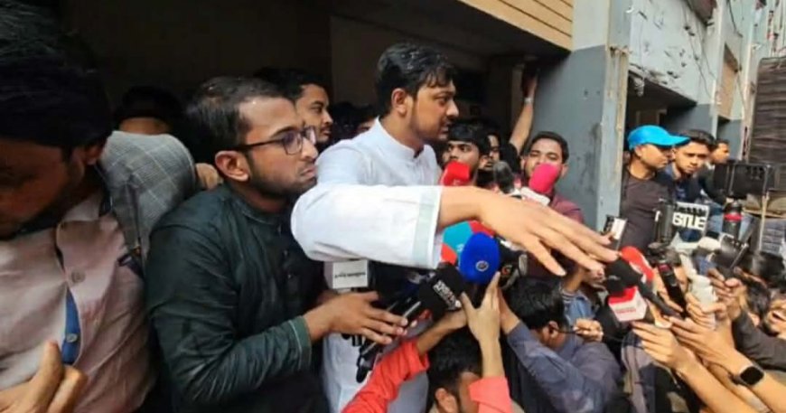 নাসীরুদ্দীন পাটওয়ারীর ওপর ডিম নিক্ষেপ