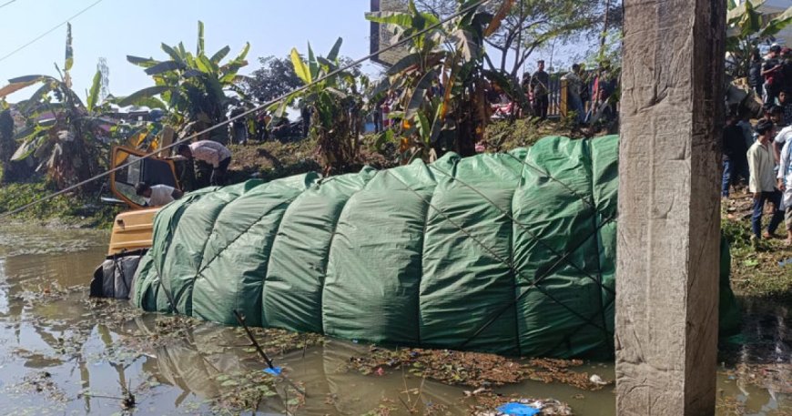 সিএনজি অটোরিকশাকে ধাক্কা দিয়ে ট্রাক পুকুরে, নিহত ২