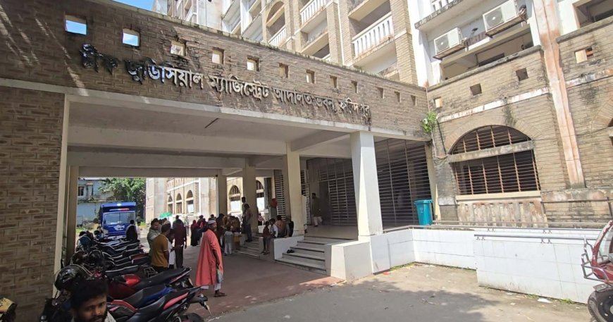 ফরিদপুরে আইনজীবীদের কোর্ট বর্জন