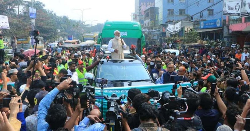 সবুজ বাসে নির্বাচনি প্রচারণা জামায়াত আমিরের