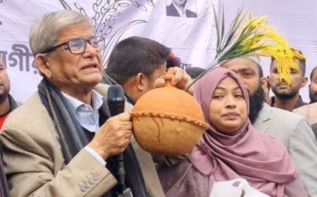 নির্বাচনি সভায় মাটির ব্যাংক ও মুরগির ডিম উপহার পেলেন মির্জা ফখরুল