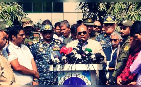 চট্টগ্রাম বন্দরে ধর্মঘট: কার্যক্রম বন্ধ দাবি, চেয়ারম্যানের বক্তব্য “সবকিছু সচল”