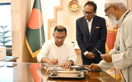 ছুটির দিনেও কাজে গতি: প্রথমবার তেজগাঁওয়ে অফিস করলেন প্রধানমন্ত্রী