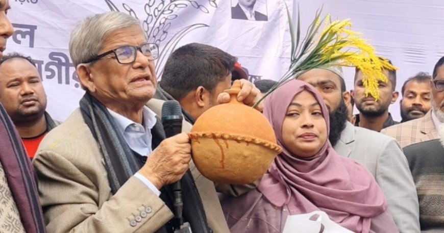নির্বাচনি সভায় মাটির ব্যাংক ও মুরগির ডিম উপহার পেলেন মির্জা ফখরুল