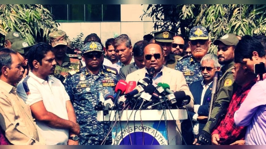 চট্টগ্রাম বন্দরে ধর্মঘট: কার্যক্রম বন্ধ দাবি, চেয়ারম্যানের বক্তব্য “সবকিছু সচল”