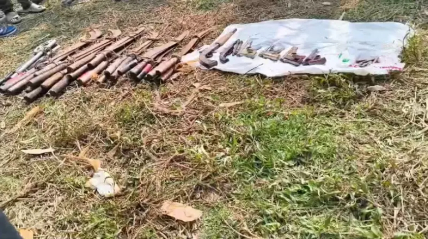 কুমিল্লার সীমান্তবর্তী এলাকায় পুকুর থেকে অস্ত্র উদ্ধার