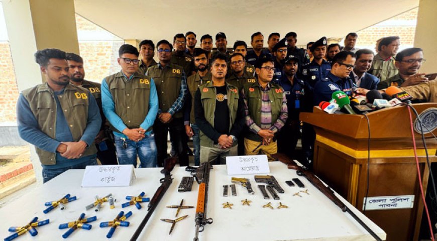 পাবনায় স্বয়ংক্রিয় অস্ত্র ও বিপুল গুলিসহ  গ্রেপ্তার  তিন
