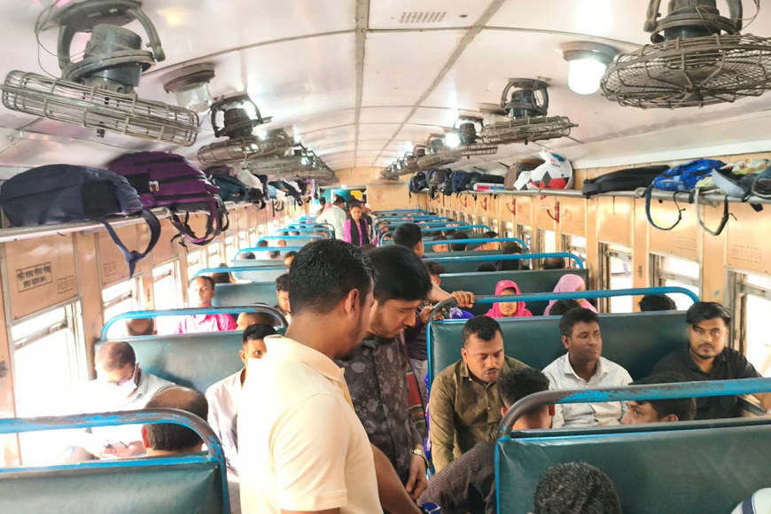 ঈদের পর ঢাকায় ফিরেই আবার বাড়ির পথে কর্মজীবীরা