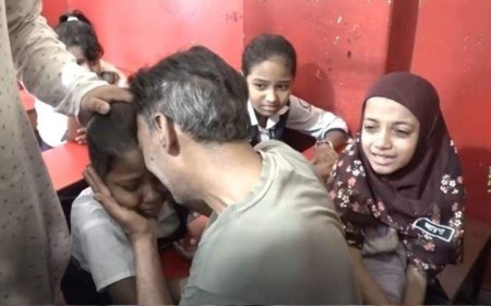 কবর থেকে ফিরে সহপাঠীদের ভিড়ে মেয়েকে খুঁজে ফেরেন অসহায় বাবা