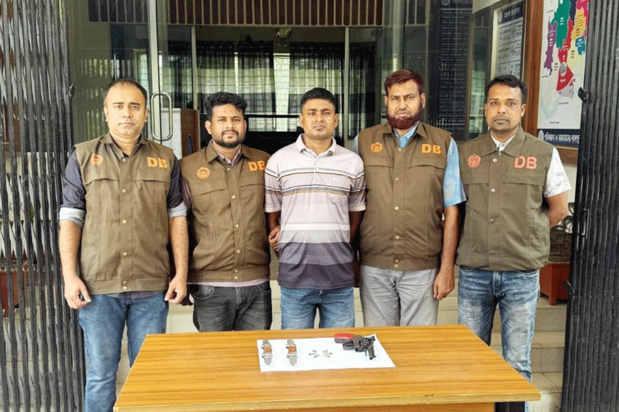 পুলিশের ছবি ব্যবহার করে সাইবার প্রতারণা, অস্ত্রসহ চক্রের সদস্য গ্রেফতার